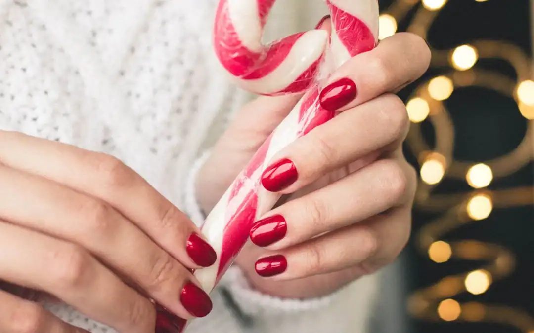 Creative Christmas nails: 21 ideas, from wine red to velvet cat eye.