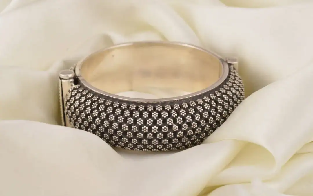How to clean silver jewelry at home, without wearing it away.